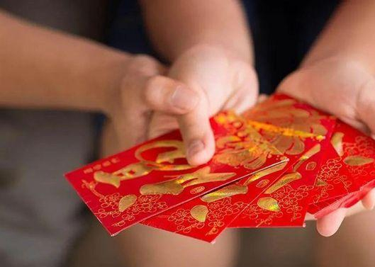 眷注员工怙恃，，，，，为员工怙恃设置眷注金制度